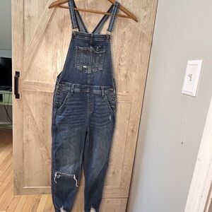 ✨ Sneak Peek Denim Overalls ✨
Retails $99